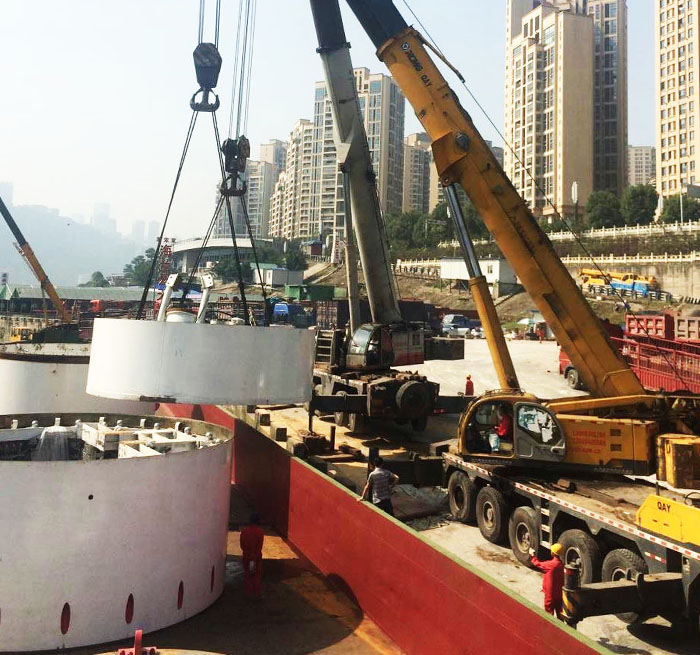 海港吊车作业中